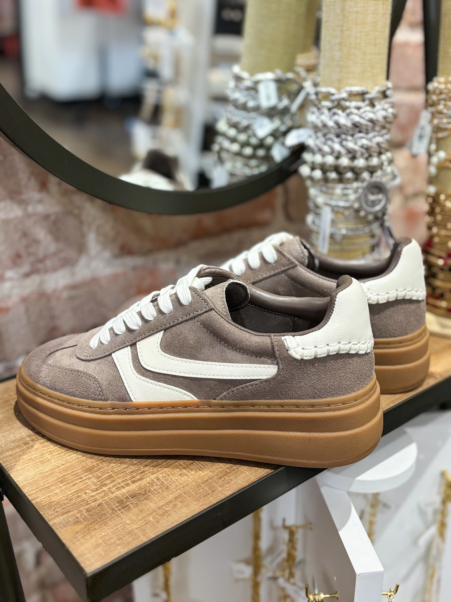 Dodge Sneaker